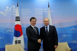 Tổng thống Hàn Quốc Moon Jae-in (trái) và Tổng thống Nga Vladimir Putin trong một cuộc gặp tại Vladivostok, Nga. (Nguồn: AFP/TTXVN)