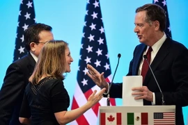 Ngoại trưởng Canada Chrystia Freeland (thứ 2, trái) và Đại diện Thương mại Mỹ Robert Lighthizer (phải) trong cuộc họp báo tại cuộc tái đàm phán NAFTA ở Mexico City ngày 5/3/2018. (Nguồn: AFP/TTXVN)