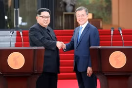 Tổng thống Hàn Quốc Moon Jae-in (phải) và Nhà lãnh đạo Triều Tiên Kim Jong-un (trái) nhất trí hướng tới một giải pháp hòa bình bền vững tại Hội nghị thượng đỉnh liên Triều ở làng đình chiến Panmunjom ngày 27/4. (Nguồn: YONHAP/TTXVN)