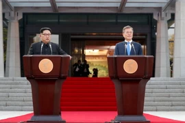 Tổng thống Hàn Quốc Moon Jae-in (phải) và Nhà lãnh đạo Triều Tiên Kim Jong-un (trái) trong cuộc họp báo về Tuyên bố chung vừa đạt được tại Hội nghị thượng đỉnh liên Triều ở làng đình chiến Panmunjom ngày 27/4. (Nguồn: YONHAP/TTXVN)