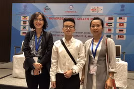 Các đại diện Việt Nam tại Hội chợ. (Ảnh: Huy Bình/TTXVN)