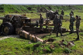 Quân đội Chính phủ Syria triển khai tại khu vực giữa thị trấn Talbiseh và Rastan, ngoại ô thành phố Homs ngày 1/3. (Nguồn: AFP/TTXVN)
