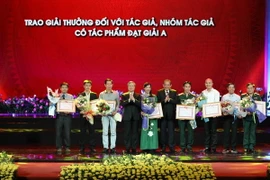 Ông Trần Quốc Vượng, Ủy viên Bộ Chính trị, Thường trực Ban Bí thư và ông Trương Hòa Bình, Ủy viên Bộ Chính trị, Phó Thủ tướng Chính phủ trao giải A cho các tác giả. (Ảnh: Phương Hoa/TTXVN) 