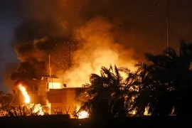 Lãnh sự quán Iran ở thành phố Basra bị những người biểu tình quá khích đốt phá ngày 7/9. (Nguồn: AFP/TTXVN)