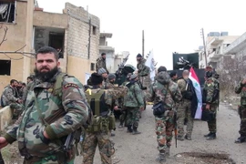 Lực lượng ủng hộ Chính phủ Syria tuần tra trên một tuyến phố. (Nguồn: AFP/TTXVN)