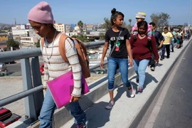 Người di cư di chuyển tới khu vực biên giới Mexico-Mỹ tại Tijuana, bang Baja California, Mexico ngày 28/4. (Nguồn: AFP/TTXVN)