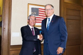 Đại sứ Phạm Quang Vinh bắt tay với Thống đốc Jay Inslee. (Ảnh: Đoàn Hùng/Vietnam+)