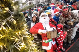 Người dân tham gia cuộc thi chạy Ông già Noel tại Vilnius, Litsva. (Nguồn: THX/TTXVN) 