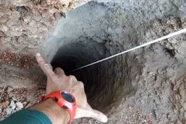 ​Giếng khoan rất sâu và hẹp. (Nguồn: EPA) 