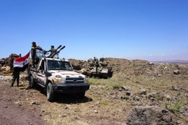 Binh sỹ Syria tuần tra tại khu vực Al-Mal, tỉnh Daraa ngày 18/7. (Nguồn: THX/TTXVN)