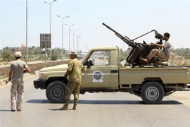 Lực lượng an ninh Libya gác tại trạm kiểm soát ở thị trấn Zliten sau vụ tấn công ngày 23/8. (Nguồn: AFP/TTXVN) 