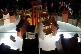 Các sản phẩm được trưng bày tại không gian làng nghề. (Ảnh: Đỗ Phương Anh/TTXVN)