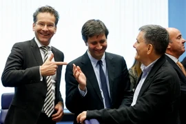 Chủ tịch nhóm Bộ trưởng Tài chính các nước Eurozone Jeroen Dijsselbloem (trái) và Bộ trưởng Tài chính Hy Lạp Euclid Tsakalotos (phải) tại cuộc họp ở Luxembourg ngày 10/10. (Nguồn: EPA/TTXVN)
