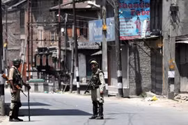 Các binh sỹ Ấn Độ tuần tra trong giờ giới nghiêm ở Kashmir ngày 28/5. (Nguồn: EPA/TTXVN)