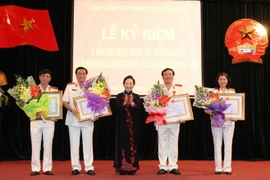 Phó Chủ tịch nước Nguyễn Thị Doan trao tặng Huân chương Lao động Hạng Nhất, Nhì cho các vị lãnh đạo của Viện Kiểm sát Nhân dân Tối cao. (Ảnh: Thống Nhất/TTXVN)