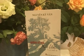 Bìa cuốn sách. (Ảnh: Mỹ Bình/Vietnam+)