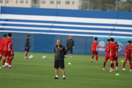 Huấn luyện viên Park Hang Seo trong buổi tập với các cầu thủ. (Ảnh: Hoàng Linh/TTXVN) 