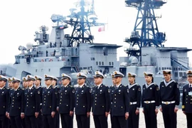 Lực lượng hải quân thuộc Quân Giải phóng Nhân dân Trung Quốc tại lễ đón tàu tuần dương Varyag của Nga tham gia cuộc tập trận Joint Sea-2019 tại Thanh Đảo, tỉnh Sơn Đông ngày 29/4/2019. (Nguồn: THX/TTXVN) 