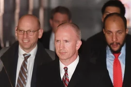 Phó Đại diện thương mại Mỹ Jeffrey Gerrish (giữa) cùng phái đoàn tới dự cuộc đàm phán thương mại với đại diện Trung Quốc tại Bắc Kinh ngày 8/1/2019. (Nguồn: AFP/TTXVN) 