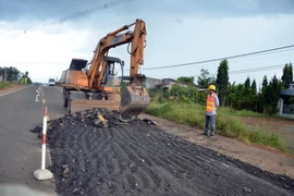 Sửa chữa, làm mới đoạn đường có lớp mặt không đảm bảo chất lượng. (Ảnh: Hưng Thịnh/TTXVN)
