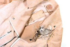 Rùng mình với bộ sưu tập làm từ... da nhà thiết kế Alexander McQueen