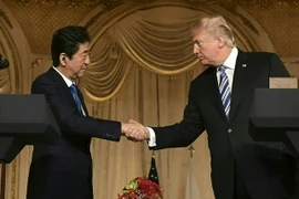 Tổng thống Mỹ Donald Trump (phải) và Thủ tướng Nhật Bản Shinzo Abe trong cuộc họp báo chung tại Florida, Mỹ ngày 18/4. (Nguồn: AFP/TTXVN)