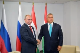 Tổng thống Nga Vladimir Putin (trái) và Thủ tướng Hungary Viktor Orban (phải) trong cuộc gặp ở Budapest ngày 28/8. (Nguồn: EPA/TTXVN)