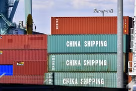 Hàng hóa nhập khẩu từ Trung Quốc được xếp tại cảng Long Beach ở California, Mỹ ngày 6/7. (Nguồn: AFP/TTXVN)