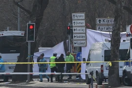 Lực lượng an ninh Thổ Nhĩ Kỳ điều tra tại hiện trường vụ đánh bom ở Ankara. (Nguồn: AFP/TTXVN)