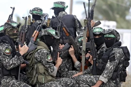 Các tay súng phong trào Hamas tại Deirl al-Balah thuộc dải Gaza. (Nguồn: THX/TTXVN)