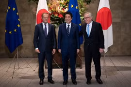 Thủ tướng Nhật Bản Shinzo Abe (giữa), Chủ tịch Ủy ban châu Âu (EC) Jean-Claude Juncker (phải) và Chủ tịch Hội đồng châu Âu Donald Tusk (trái) tại cuộc gặp ở thủ đô Tokyo ngày 17/7. (Nguồn: AFP/TTXVN)