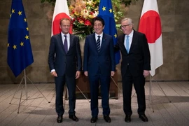 Thủ tướng Nhật Bản Shinzo Abe (giữa), Chủ tịch Ủy ban châu Âu (EC) Jean-Claude Juncker (phải) và Chủ tịch Hội đồng châu Âu Donald Tusk (trái) tại cuộc gặp ở thủ đô Tokyo ngày 17/7. (Nguồn: AFP/TTXVN)