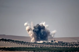 Khói bốc lên sau vụ không kích của không quân Thổ Nhĩ Kỳ xuống làng Jarabulus thuộc khu vực biên giới giữa Syria và Thổ Nhĩ Kỳ. (Nguồn: AFP/TTXVN)