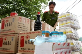 Phát hiện 550kg thực phẩm không rõ nguồn gốc tại chợ Đồng Xuân