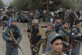 Lực lượng an ninh Afghanistan làm nhiệm vụ tại hiện trường vụ đánh bom ở Kabul ngày 16/11. (Nguồn: AFP/TTXVN)