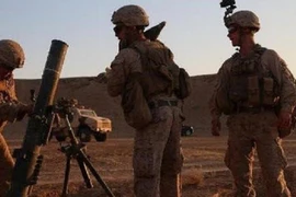 Khói bốc lên sau một cuộc pháo kích ở Deir Ezzor. (Nguồn: AFP/TTXVN) 