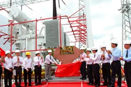 Gắn biển thi đua cho công trình 'Nâng công suất trạm biến áp 500kV Ô Môn.' (Ảnh: Ngọc Hà/Vietnam+)