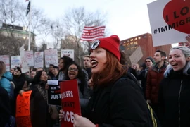 Biểu tình phản đối kế hoạch xây bức tường dọc biên giới với Mexico cũng như chính sách nhập cư của tân Tổng thống Mỹ Donald Trump tại New York. (Nguồn: AFP/TTXVN)
