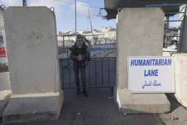 Cảnh sát Israel gác tại cửa khẩu Qalandia. (Nguồn: EPA/TTXVN)