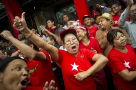Những người ủng hộ đảng NLD đối lập tuần hành sau khi kết quả bầu cử đợt đầu tiên được công bố tại Yangon, ngày 9/11. (Nguồn: AFP/TTXVN)