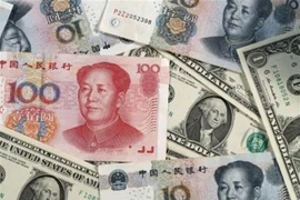 Đồng nhân dân tệ của Trung Quốc và đồng USD. (Nguồn: Kyodo/TTXVN) 