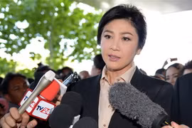Cựu Thủ tướng Thái Lan Yingluck Shinawatra trả lời báo giới sau phiên tòa ở Bangkok ngày 19/5/2015. (Nguồn: AFP/TTXVN) 