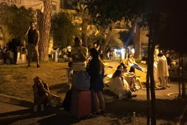 Người dân đổ ra đường do lo ngại dư chấn của động đất ở Naples ngày 21/8. (Nguồn: EPA/TTXVN)