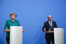 Thủ tướng Đức Angela Merkel (trái) và lãnh đạo SPD Martin Schulz trong cuộc họp báo chung tại Berlin ngày 7/2. (Nguồn: THX/TTXVN)