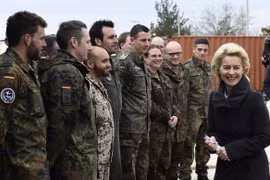 Bộ trưởng Quốc phòng Đức Ursula von der Leyen (phải) thăm các binh sỹ tại căn cứ không quân Incirlik ở Incirlik, Thổ Nhĩ Kỳ ngày 21/1/2016. (Nguồn: AFP/TTXVN)