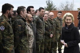 Bộ trưởng Quốc phòng Đức Ursula von der Leyen (phải) thăm các binh sỹ tại căn cứ không quân Incirlik ở Incirlik, Thổ Nhĩ Kỳ ngày 21/1/2016. (Nguồn: AFP/TTXVN)