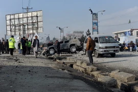 Lực lượng an ninh Afghanistan điều tra tại hiện trường một vụ nổ. (Nguồn: EPA/TTXVN)