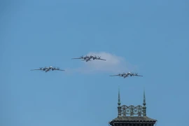 Máy bay ném bom Tu-95MS của Nga trong lễ tổng duyệt duyệt binh diễu hành mừng 71 năm Ngày Chiến thắng tại Quảng trường Đỏ ở thủ đô Moskva ngày 7/5. (Nguồn: THX/TTXVN)