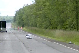 Một vài mảnh vỡ của máy bay văng trên đường. (Nguồn: AP)