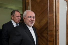 Ngoại trưởng Iran Mohammad Javad Zarif (phía trước) và người đồng cấp ​Nga, ông Sergei Lavrov. (Nguồn: AP)
